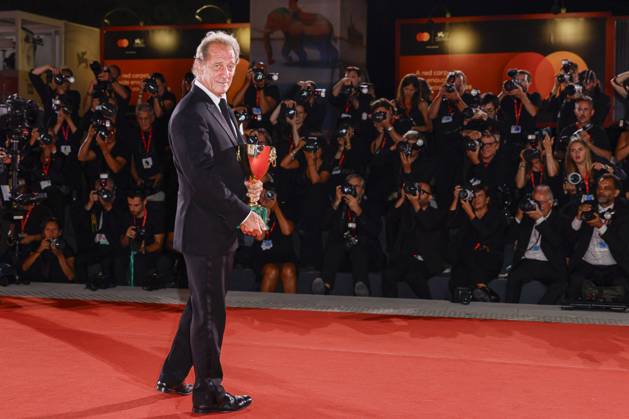 81st Mostra - Winners Photocall Vincent Lindon poses with the Volpi Cup for Best Actor Award for The Quiet Son during the 81st Venice International Film Festival at Palazzo del Cinema on September 07, 2024 in Venice, Italy. Photo by Marco Piovanotto ABACAPRESS.COM Venice Italy  Copyright: xPiovanottoxMarco ABACAx