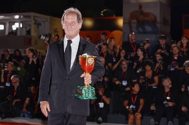81st Mostra - Winners Photocall Vincent Lindon poses with the Volpi Cup for Best Actor Award for The Quiet Son during the 81st Venice International Film Festival at Palazzo del Cinema on September 07, 2024 in Venice, Italy. Photo by Marco Piovanotto ABACAPRESS.COM Venice Italy  Copyright: xPiovanottoxMarco ABACAx
