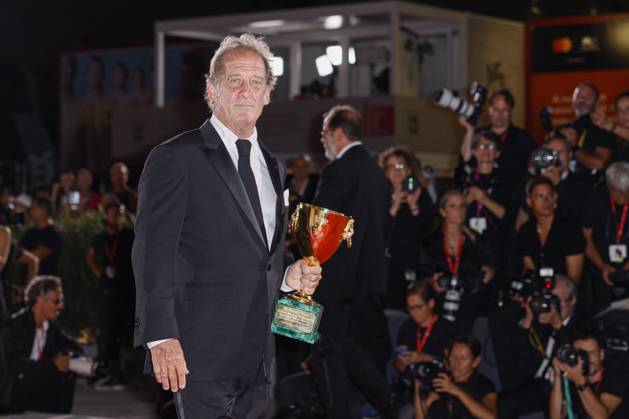 81st Mostra - Winners Photocall Vincent Lindon poses with the Volpi Cup for Best Actor Award for The Quiet Son during the 81st Venice International Film Festival at Palazzo del Cinema on September 07, 2024 in Venice, Italy. Photo by Marco Piovanotto ABACAPRESS.COM Venice Italy  Copyright: xPiovanottoxMarco ABACAx