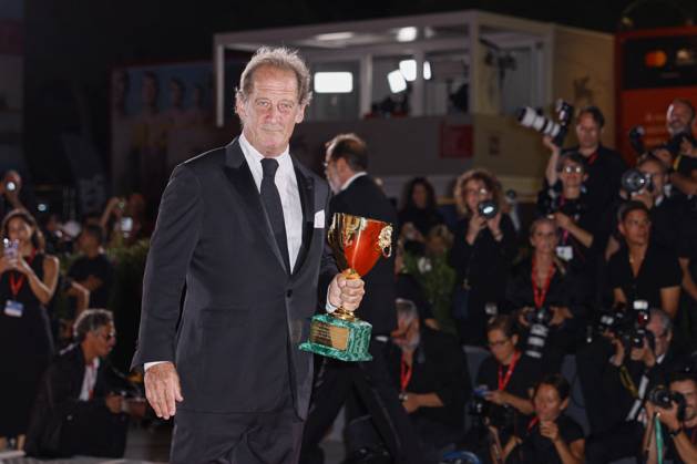 81st Mostra - Winners Photocall Vincent Lindon poses with the Volpi Cup for Best Actor Award for The Quiet Son during the 81st Venice International Film Festival at Palazzo del Cinema on September 07, 2024 in Venice, Italy. Photo by Marco Piovanotto ABACAPRESS.COM Venice Italy  Copyright: xPiovanottoxMarco ABACAx
