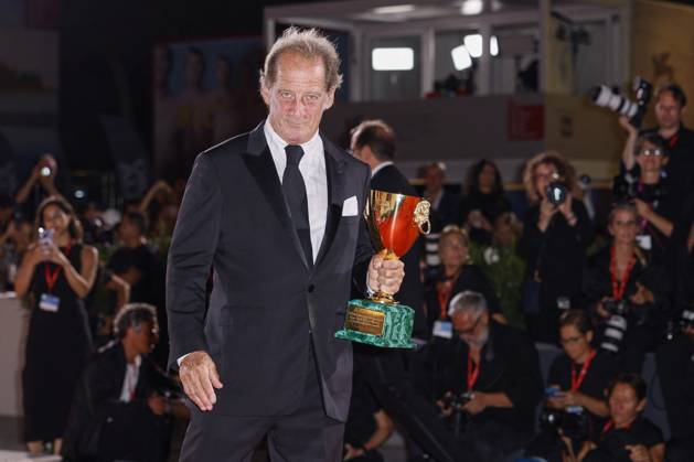 81st Mostra - Winners Photocall Vincent Lindon poses with the Volpi Cup for Best Actor Award for The Quiet Son during the 81st Venice International Film Festival at Palazzo del Cinema on September 07, 2024 in Venice, Italy. Photo by Marco Piovanotto ABACAPRESS.COM Venice Italy  Copyright: xPiovanottoxMarco ABACAx