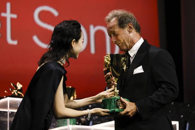81st Mostra - Closing Ceremony Jury member Zhang Ziyi presents the Volpi Cup for Best Actor Award to Vincent Lindon for The Quiet Son onstage during the 81st Venice International Film Festival at Sala Grande on September 07, 2024 in Venice, Italy. Photo by Marco Piovanotto ABACAPRESS.COM Venice Italy  Copyright: xPiovanottoxMarco ABACAx