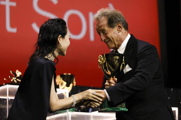 81st Mostra - Closing Ceremony Jury member Zhang Ziyi presents the Volpi Cup for Best Actor Award to Vincent Lindon for The Quiet Son onstage during the 81st Venice International Film Festival at Sala Grande on September 07, 2024 in Venice, Italy. Photo by Marco Piovanotto ABACAPRESS.COM Venice Italy  Copyright: xPiovanottoxMarco ABACAx