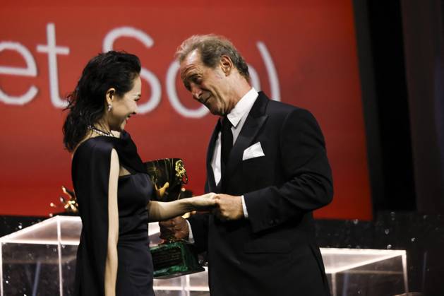 81st Mostra - Closing Ceremony Jury member Zhang Ziyi presents the Volpi Cup for Best Actor Award to Vincent Lindon for The Quiet Son onstage during the 81st Venice International Film Festival at Sala Grande on September 07, 2024 in Venice, Italy. Photo by Marco Piovanotto ABACAPRESS.COM Venice Italy  Copyright: xPiovanottoxMarco ABACAx