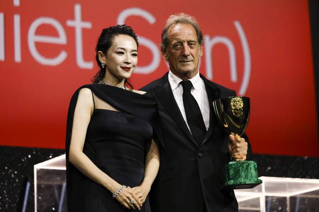 81st Mostra - Closing Ceremony Jury member Zhang Ziyi presents the Volpi Cup for Best Actor Award to Vincent Lindon for The Quiet Son onstage during the 81st Venice International Film Festival at Sala Grande on September 07, 2024 in Venice, Italy. Photo by Marco Piovanotto ABACAPRESS.COM Venice Italy  Copyright: xPiovanottoxMarco ABACAx