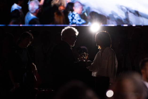 News - 2024 Winners Photocall - The 81st Venice International Film Festival Pedro Almodovar (silhouette) taking an interview holding the golden Lion Award for The room next door during the 81st Venice International Film Festival at Palazzo del Cinema on September 7, 2024 in Venice, Italy. Photo: Cinzia Camela. Lido di Venezia Palazzo del Cinema Italy Copyright: xCinziaxCamelax xLiveMediax LPN_1508028