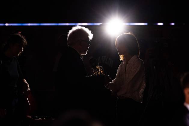 News - 2024 Winners Photocall - The 81st Venice International Film Festival Pedro Almodovar (silhouette) taking an interview holding the golden Lion Award for The room next door during the 81st Venice International Film Festival at Palazzo del Cinema on September 7, 2024 in Venice, Italy. Photo: Cinzia Camela. Lido di Venezia Palazzo del Cinema Italy Copyright: xCinziaxCamelax xLiveMediax LPN_1508030
