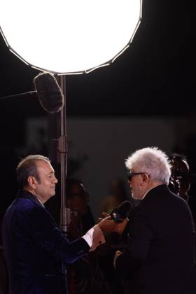 News - 2024 Winners Photocall - The 81st Venice International Film Festival Pedro Almodovar taking an interview holding the golden Lion Award for The room next door during the 81st Venice International Film Festival at Palazzo del Cinema on September 7, 2024 in Venice, Italy. Photo: Cinzia Camela. Lido di Venezia Palazzo del Cinema Italy Copyright: xCinziaxCamelax xLiveMediax LPN_1508031