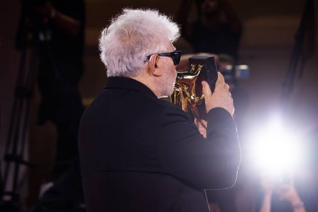 News - 2024 Winners Photocall - The 81st Venice International Film Festival Pedro Almodovar poses with the golden Lion Award for The room next door during the 81st Venice International Film Festival at Palazzo del Cinema on September 7, 2024 in Venice, Italy. Photo: Cinzia Camela. Lido di Venezia Palazzo del Cinema Italy Copyright: xCinziaxCamelax xLiveMediax LPN_1508037