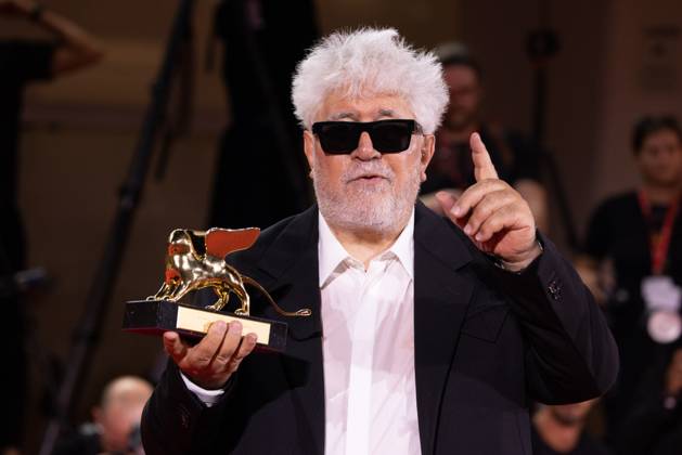 News - 2024 Winners Photocall - The 81st Venice International Film Festival Pedro Almodovar poses with the golden Lion Award for The room next door during the 81st Venice International Film Festival at Palazzo del Cinema on September 7, 2024 in Venice, Italy. Photo: Cinzia Camela. Lido di Venezia Palazzo del Cinema Italy Copyright: xCinziaxCamelax xLiveMediax LPN_1508039