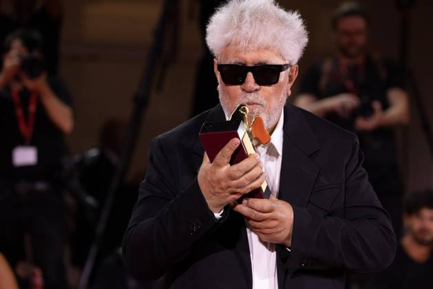 News - 2024 Winners Photocall - The 81st Venice International Film Festival Pedro Almodovar poses with the golden Lion Award for The room next door during the 81st Venice International Film Festival at Palazzo del Cinema on September 7, 2024 in Venice, Italy. Photo: Cinzia Camela. Lido di Venezia Palazzo del Cinema Italy Copyright: xCinziaxCamelax xLiveMediax LPN_1508045