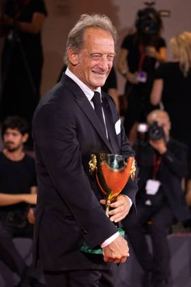News - 2024 Winners Photocall - The 81st Venice International Film Festival Vincent Lindon poses with his award for best male actor during the 81st Venice International Film Festival at Palazzo del Cinema on September 7, 2024 in Venice, Italy. Photo: Cinzia Camela. Lido di Venezia Palazzo del Cinema Italy Copyright: xCinziaxCamelax xLiveMediax LPN_1508185