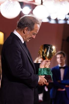 News - 2024 Winners Photocall - The 81st Venice International Film Festival Vincent Lindon poses with his award for best male actor during the 81st Venice International Film Festival at Palazzo del Cinema on September 7, 2024 in Venice, Italy. Photo: Cinzia Camela. Lido di Venezia Palazzo del Cinema Italy Copyright: xCinziaxCamelax xLiveMediax LPN_1508204