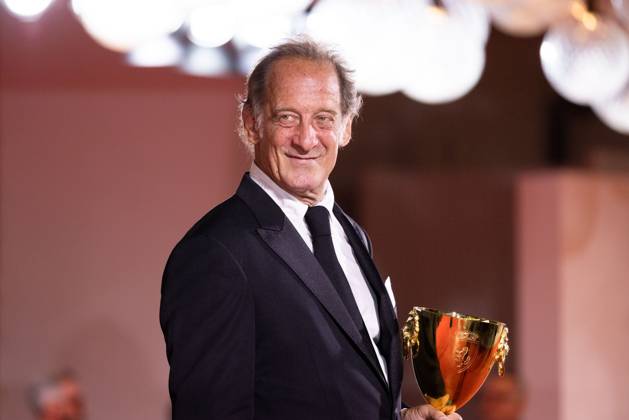 News - 2024 Winners Photocall - The 81st Venice International Film Festival Vincent Lindon poses with his award for best male actor during the 81st Venice International Film Festival at Palazzo del Cinema on September 7, 2024 in Venice, Italy. Photo: Cinzia Camela. Lido di Venezia Palazzo del Cinema Italy Copyright: xCinziaxCamelax xLiveMediax LPN_1508208