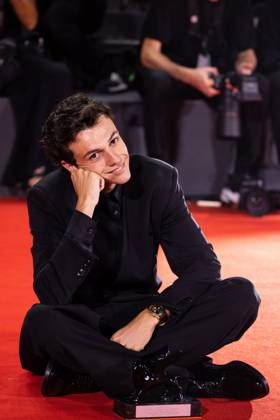News - 2024 Winners Photocall - The 81st Venice International Film Festival Francesco Gheghi poses with the Horizons Best Actor award for Familia during the 81st Venice International Film Festival at Palazzo del Cinema on September 07, 2024 in Venice, Italy. Photo: Cinzia Camela. Lido di Venezia Palazzo del Cinema Italy Copyright: xCinziaxCamelax xLiveMediax LPN_1508376