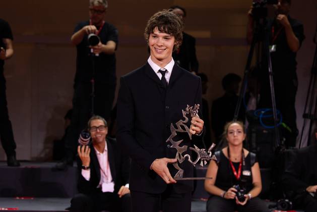 News - 2024 Winners Photocall - The 81st Venice International Film Festival Paul Kircher poses with the Marcello Mastroianni Award for And Their Children After Them during the 81st Venice International Film Festival at Palazzo del Cinema on September 07, 2024 in Venice, Italy. Photo: Cinzia Camela. Lido di Venezia Palazzo del Cinema Italy Copyright: xCinziaxCamelax xLiveMediax LPN_1508395