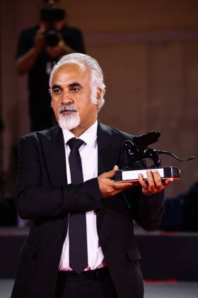 News - 2024 Winners Photocall - The 81st Venice International Film Festival Nader Saeivar poses with the Armani Beauty prize Award during the 81st Venice International Film Festival at Palazzo del Cinema on September 07, 2024 in Venice, Italy. Photo: Cinzia Camela. Lido di Venezia Palazzo del Cinema Italy Copyright: xCinziaxCamelax xLiveMediax LPN_1508477