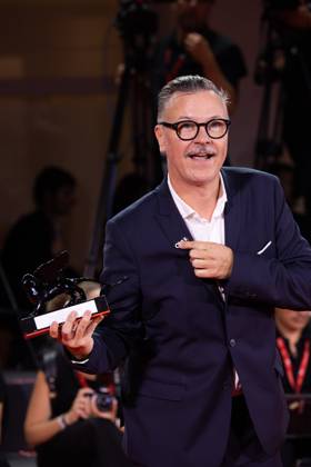 News - 2024 Winners Photocall - The 81st Venice International Film Festival Gwenael Francois poses with the Special Jury Prize for Oto™s Planet during the 81st Venice International Film Festival at Palazzo del Cinema on September 07, 2024 in Venice, Italy. Photo: Cinzia Camela. Lido di Venezia Palazzo del Cinema Italy Copyright: xCinziaxCamelax xLiveMediax LPN_1508483