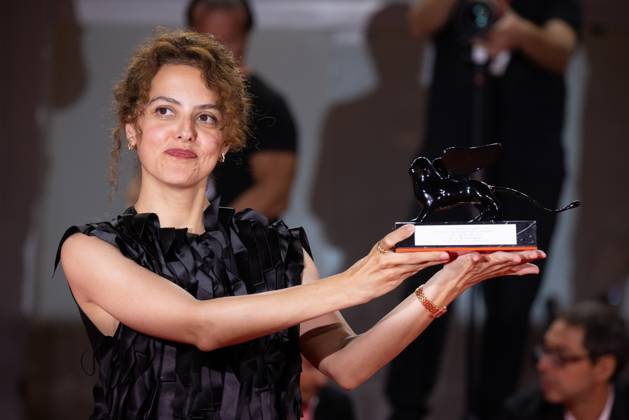 News - 2024 Winners Photocall - The 81st Venice International Film Festival Dea Kulumbegashvili poses with the Special Jury Prize for April during the 81st Venice International Film Festival at Palazzo del Cinema on September 07, 2024 in Venice, Italy. Photo: Cinzia Camela. Lido di Venezia Palazzo del Cinema Italy Copyright: xCinziaxCamelax xLiveMediax LPN_1508514