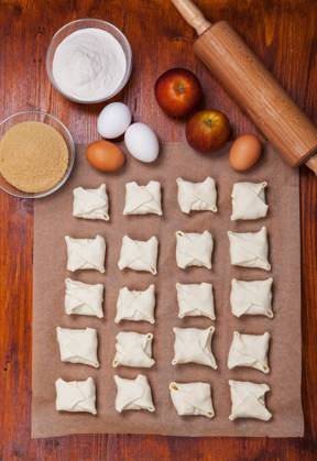 IMAGO Creative, Food, Gebäck, Apfeltaschen Leckere Apfeltaschen mit Backzutaten Delicious apple turnovers with baking ingredients Copyright: imageBROKER IngridxBalabanova ibxiqx08527432.jpg