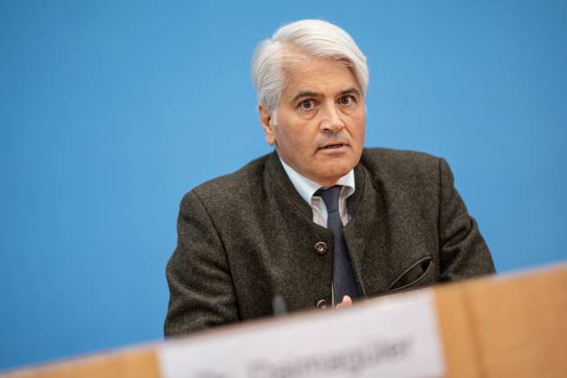 Bundespressekonferenz in Berlin - Vorstellung 5. Gemeinsamer Bericht - Diskriminierung in Deutschland - Mehmet Daimagüler, Bundesbeauftragter gegen Antiziganismus und für das Leben der Sinti und Roma in Deutschland;Bundespressekonferenz in Berlin - Vorstellung 5. Gemeinsamer Bericht - Diskriminierung in Deutschland - Mehmet Daimagüler, Bundesbeauftragter gegen Antiziganismus und für das Leben der Sinti und Roma in Deutschland, Berlin Berlin Deutschland Haus der Bundespressekonferenz