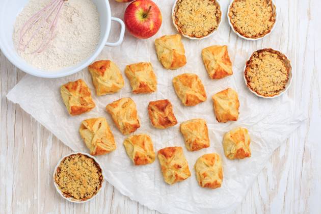 IMAGO Creative, Food, Gebäck, Apfeltaschen Hausgemachte Apfeltaschen und kleine Apfelstreuselkuchen mit Zutaten Homemade apple turnovers and small apple crumble cakes with ingredients Copyright: imageBROKER IngridxBalabanova ibxiqx08535018.jpg