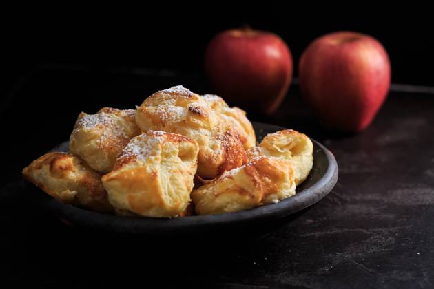 IMAGO Creative, Food, Gebäck, Apfeltaschen Hausgemachte kleine Apfeltaschen in einer Schüssel auf schwarzem Hintergrund Homemade small apple turnovers in bowl on black background Copyright: imageBROKER IngridxBalabanova ibxiqx08535089.jpg