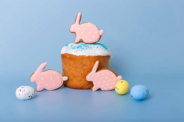  Three cute pink gingerbreads in the form of a rabbit on Easter cake, Three cute pink gingerbreads in the form of a rabbit on Easter cake stand on a blue background., Three cute pink gingerbreads in the form of a rabbit on Easter cake stand on a blue background., 04.08.2024, Copyright: xNatashaZx Panthermedia37659713.jpg