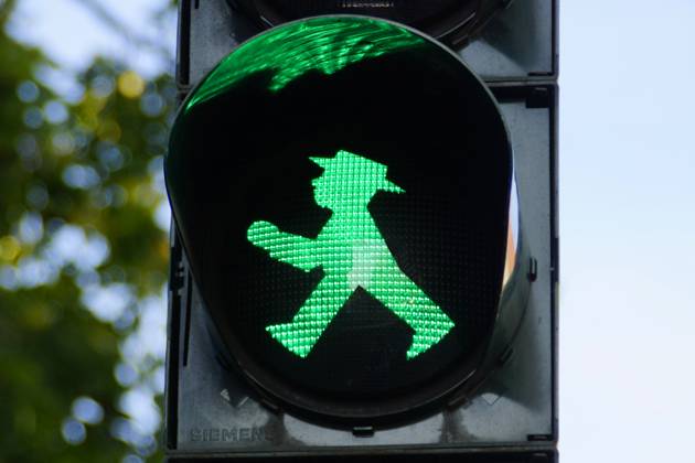 Eingangstür mit Graffiti