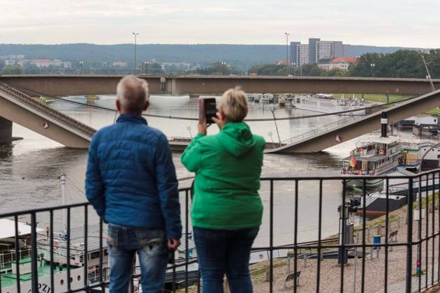 Bilder des Jahres 2024, News 09 September News Themen der Woche KW37 In Dresden ist in der Nacht zu Mittwoch die Carolabruecke zum Teil eingestuerzt (Foto vom 11.09.2024). Von dem Unglueck seien auch zwei Fernwaermeleitungen betroffen, teilte die Feuerwehr Dresden am Mittwoch mit. Menschen seien nach bisherigen Erkenntnissen nicht zu Schaden gekommen. Es bestehe nach wie vor akute Einsturzgefahr. Die Carolabruecke ist eine Hauptverkehrsader in Dresden. Sie verbindet den Stadtteil Neustadt mit der Altstadt. Bei dem naechtlichen Unglueck sind laut Feuerwehr Brueckenteile des Strassenbahnbereichs auf einer Laenge von etwa 100 Metern in die Elbe gestuerzt. (Siehe epd-Meldung vom 11.09.2024) EDITORIAL USE ONLY