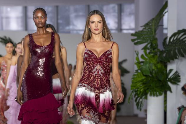 Bilder des Jahres 2024, Entertainment 09 September Entertainment Themen der Woche KW37 PatBo - Runway - September 2024 New York Fashion Week - 10 Sept 2024 Alessandra Ambrosio leads the models as they walk the runway finale at the PatBo show during September 2024 New York Fashion Week. New York United States Copyright: xRonxAdarx xSOPAxImagesx _radar_patbo_20240910_11252