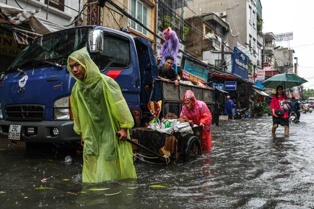 Bilder des Jahres 2024, News 09 September News Themen der Woche KW37 News Bilder des Tages VIETNAM, HANOI - SEPTEMBER 11, 2024: People wade through water in a street during floods caused by Typhoon Yagi. Torrential rain and strong winds hit the capital as the typhoon swept across northern Vietnam, including Hanoi causing floods. Pavel Karvashkin TASS  73911636