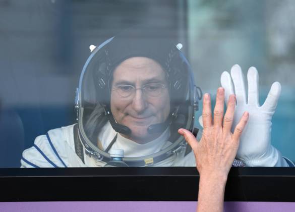 Bilder des Jahres 2024, News 09 September News Themen der Woche KW37 News Bilder des Tages Kazakhstan Russia Space 8762553 11.09.2024 NASA astronaut Donald Pettit reacts in the bus as she departs for the launch of the expedition 71 72 to the International Space Station (ISS) at the Baikonur Cosmodrome, Kazakhstan. Sergei Savostyanov POOL Baikonur Kazakhstan  Copyright: xSergeixSavostyanovx