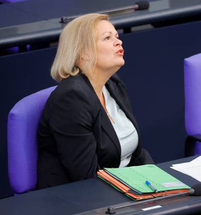 Nancy Faeser (SPD), Bundesministerin fuer Inneres und Heimat, Deutschland, Berlin, Reichstag, Thema: Innere Sicherheit, Migrationspolitik