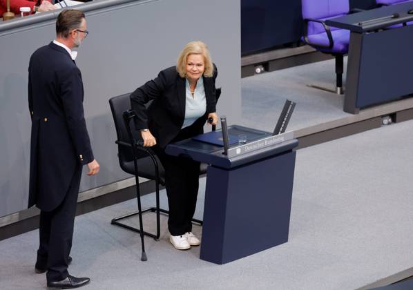 Nancy Faeser (SPD), Bundesministerin fuer Inneres und Heimat, Deutschland, Berlin, Reichstag, Thema: Innere Sicherheit, Migrationspolitik