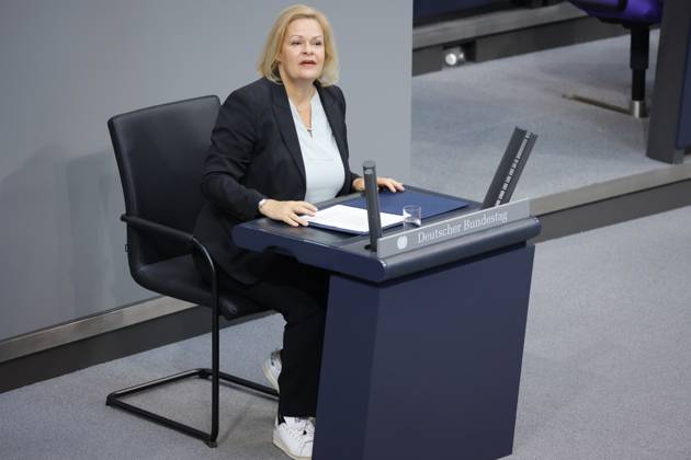 Nancy Faeser (SPD), Bundesministerin fuer Inneres und Heimat, Deutschland, Berlin, Reichstag, Thema: Innere Sicherheit, Migrationspolitik