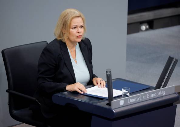 Nancy Faeser (SPD), Bundesministerin fuer Inneres und Heimat, Deutschland, Berlin, Reichstag, Thema: Innere Sicherheit, Migrationspolitik