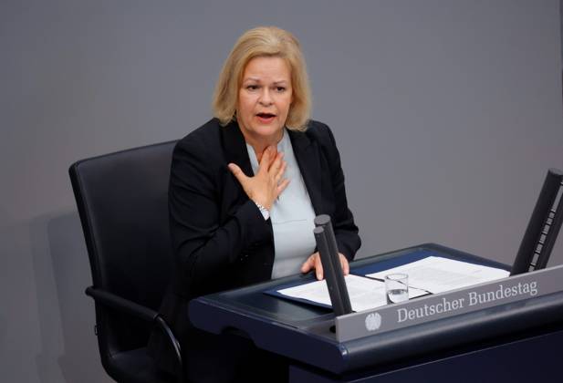 Nancy Faeser (SPD), Bundesministerin fuer Inneres und Heimat, Deutschland, Berlin, Reichstag, Thema: Innere Sicherheit, Migrationspolitik