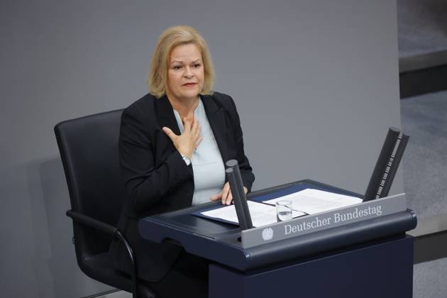 Nancy Faeser (SPD), Bundesministerin fuer Inneres und Heimat, Deutschland, Berlin, Reichstag, Thema: Innere Sicherheit, Migrationspolitik