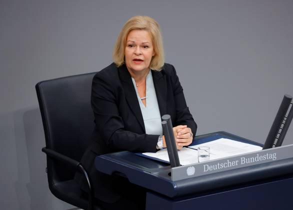 Nancy Faeser (SPD), Bundesministerin fuer Inneres und Heimat, Deutschland, Berlin, Reichstag, Thema: Innere Sicherheit, Migrationspolitik