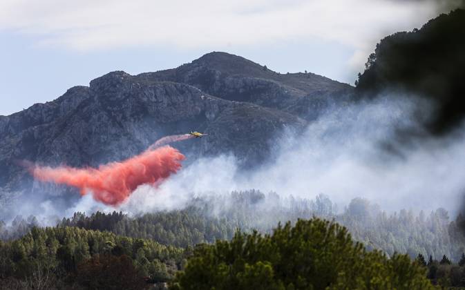 Bilder des Jahres 2024, News 09 September News Themen der Woche KW37 News Bilder des Tages The forest fire in Simat Valencia remains active and are incorporated into the extinction two aerial means Fire in the forest of the forest fire that started in Simat, on September 13, 2024, in Barcheta, Valencia, Valencian Community Spain The forest fire declared today in the Valencian town of Simat remains active and are incorporated into the extinction two aerial means This morning continued in the area five fire engines and six forestry units of the Generalitat and five teams and five fire departments of Fire Valencia, two coordinators and a forestry technician The fire forced yesterday to evacuate preventively about ten houses on a road in the municipality and had to cut the road CV 600, at the junction with the CV 601 13 SEPTEMBER 20  Copyright: xRoberxSolsonax 6208571