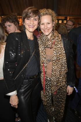Christina Hecke mit Ehefrau Stefanie Henn bei der Verleihung des Deutschen Schauspielpreises 2024 im Club Theater Berlin. Berlin, 13.09.2024