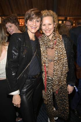 Christina Hecke mit Ehefrau Stefanie Henn bei der Verleihung des Deutschen Schauspielpreises 2024 im Club Theater Berlin. Berlin, 13.09.2024