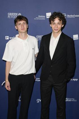 Samuel Benito mit Begleitung bei der Verleihung des Deutschen Schauspielpreises 2024 im Club Theater Berlin. Berlin, 13.09.2024