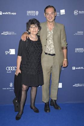 Andrei Viorel Tacu mit Mutter bei der Verleihung des Deutschen Schauspielpreises 2024 im Club Theater Berlin. Berlin, 13.09.2024