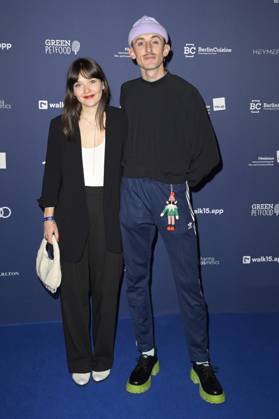 Jonas Stenzel mit Begleitung bei der Verleihung des Deutschen Schauspielpreises 2024 im Club Theater Berlin. Berlin, 13.09.2024