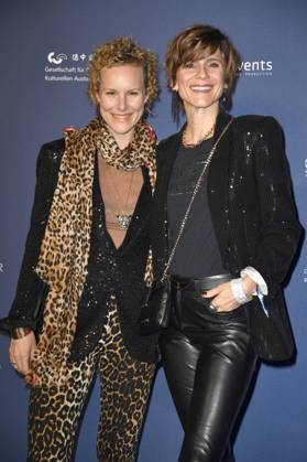 Christina Hecke mit Ehefrau Stefanie Henn bei der Verleihung des Deutschen Schauspielpreises 2024 im Club Theater Berlin. Berlin, 13.09.2024