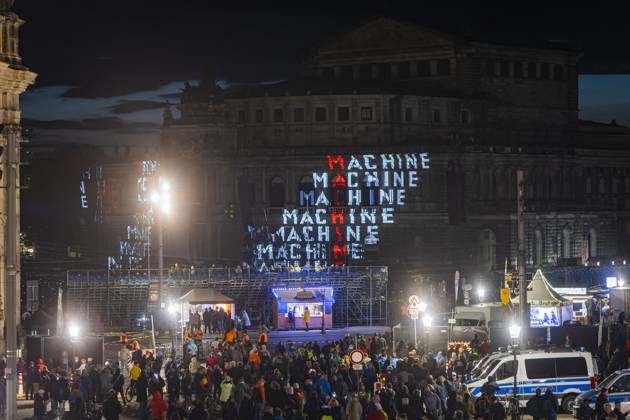 Bilder des Jahres 2024, Entertainment 09 September Entertainment Themen der Woche KW37 Entertainment Bilder des Tages Kraftwerk Konzert Dresden Einziges Deutschland-Konzert 2024 vor der Dresdner Semperoper. Die legendären Techno- und Electro-Pioniere Kraftwerk spielen in diesem Jahr ein einziges Konzert in Deutschland. Dresden Sachsen Deutschland