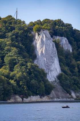 Kreidefelsen von Rügen, Aussichtsplattform an der berühmten Felsformation Königsstuhl, im Nationalpark Jasmund, Blick auf die Ostsee und die Kreidefelsen Küste, zwischen Sassnitz und Lohme, Mecklenburg-Vorpommern, Deutschland, Königsstuhl