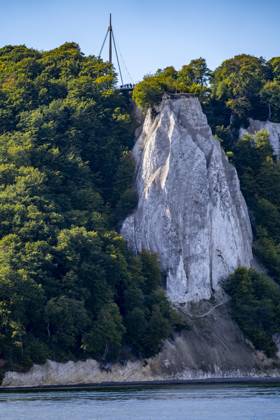 Kreidefelsen von Rügen, Aussichtsplattform an der berühmten Felsformation Königsstuhl, im Nationalpark Jasmund, Blick auf die Ostsee und die Kreidefelsen Küste, zwischen Sassnitz und Lohme, Mecklenburg-Vorpommern, Deutschland, Königsstuhl